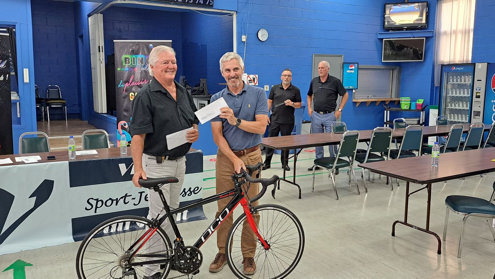 Gilles Besner du Centre multidisciplinaire de la Cité-des-Jeunes reçoit le chèque des mains de Richard Mercier, président de Vision Sport-Jeunesse du Suroît