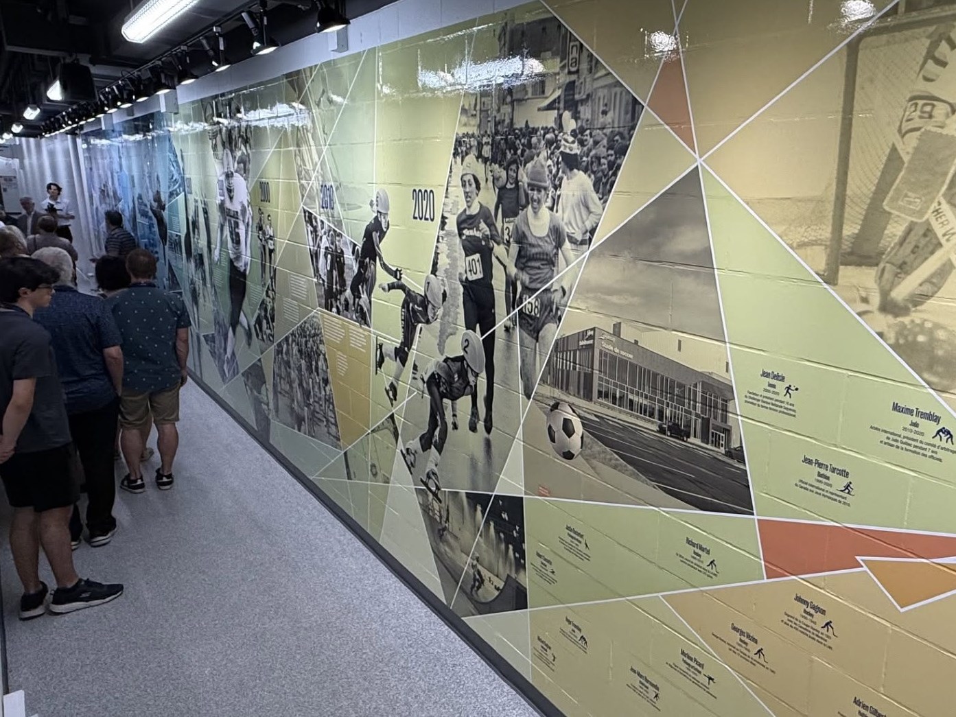 Une murale sportive soulignant 100 ans de sport au Saguenay inaugurée