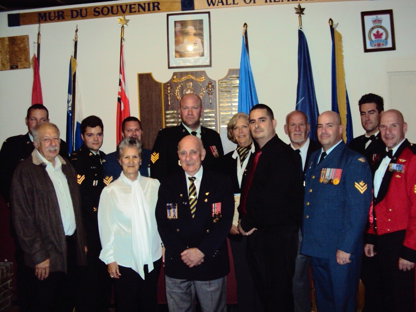 À l'arrière, Adj Yvan Masson, Cplc Éric Rouleau, Cplc Stéphane Lévesque et Sgt Pascal Leblanc. À l'avant, la famille du Cplc Troy Goodefellow, Capt                                                          Philippe Chagnon, la famille du Sgt Guy Sedawey, Prés. Roland Drouillard, Cplc Éric Leduc, Cplc Éric Tremblay et Sgt Michel Joannette. Photo : Courtoisie)