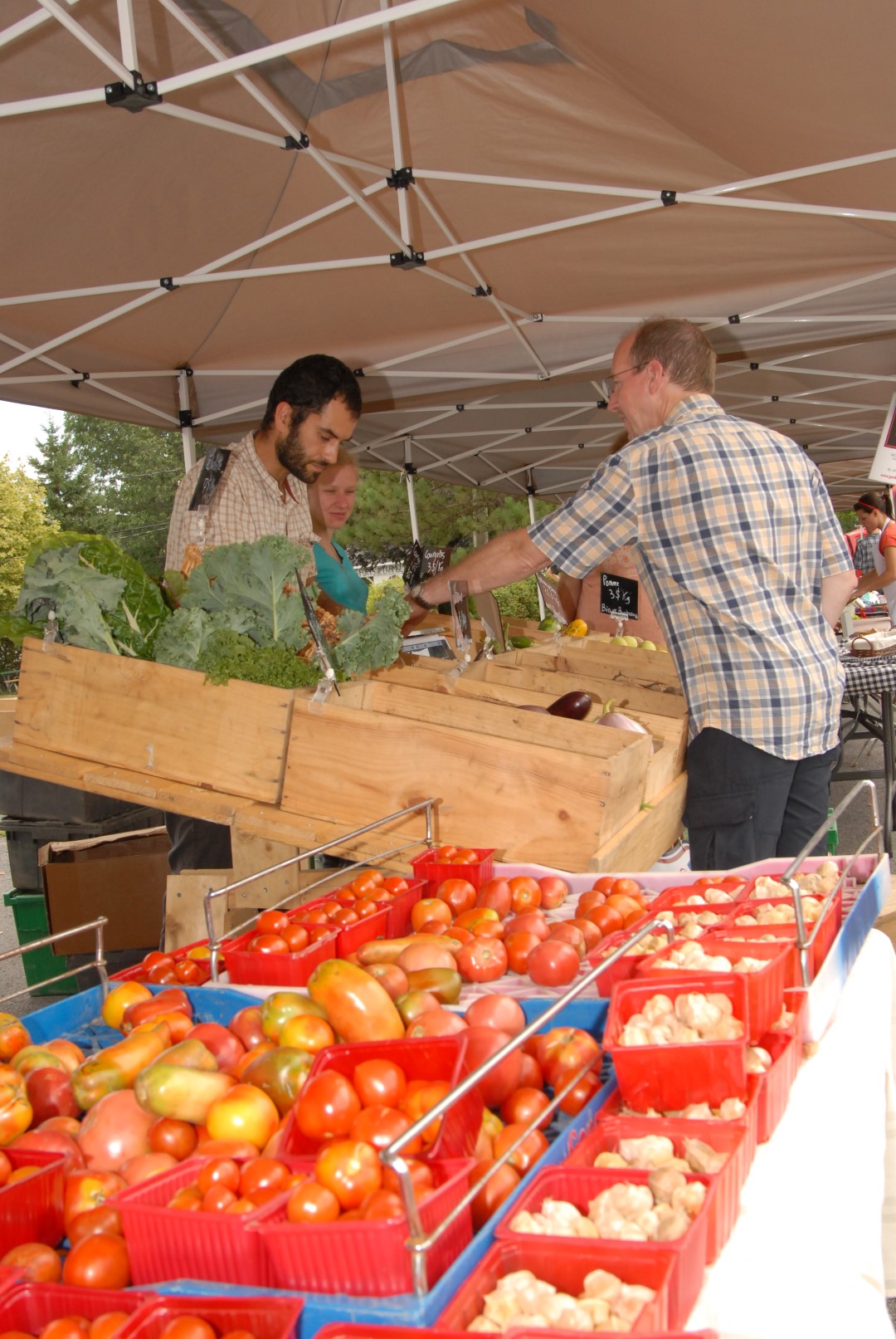 Les consommateurs ont pu pour la dernière fois cette saison acheté des produits de nos cultivateurs locaux. (Photo : Luc Giard)