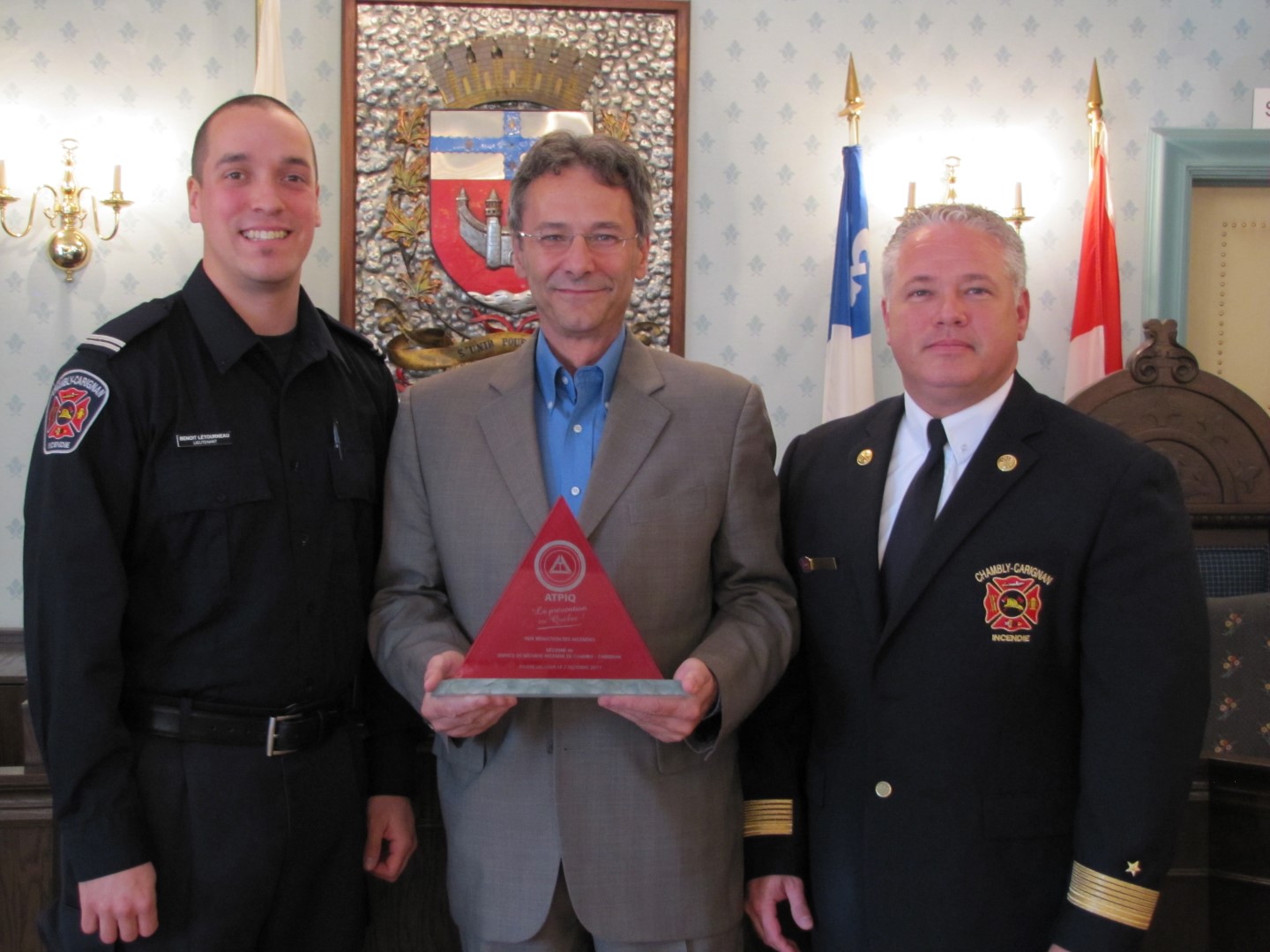Benoit Létourneau, lieutenant du SSICC, Denis Lavoie, maire de la Ville de Chambly et Stéphane Dumberry, directeur du SSICC.