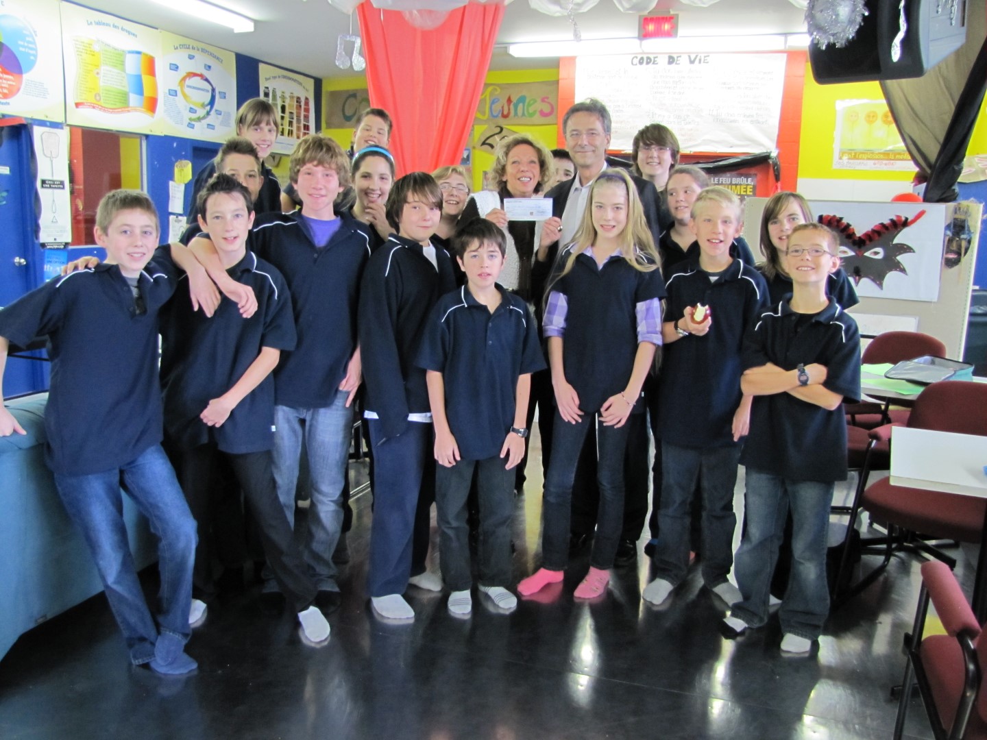 Denis Lavoie, maire de Chambly, est entouré de Lorraine Côté du Centre Amitié-Jeunesse et de nombreux jeunes participants au service du dîner. (Photo : Courtoisie)