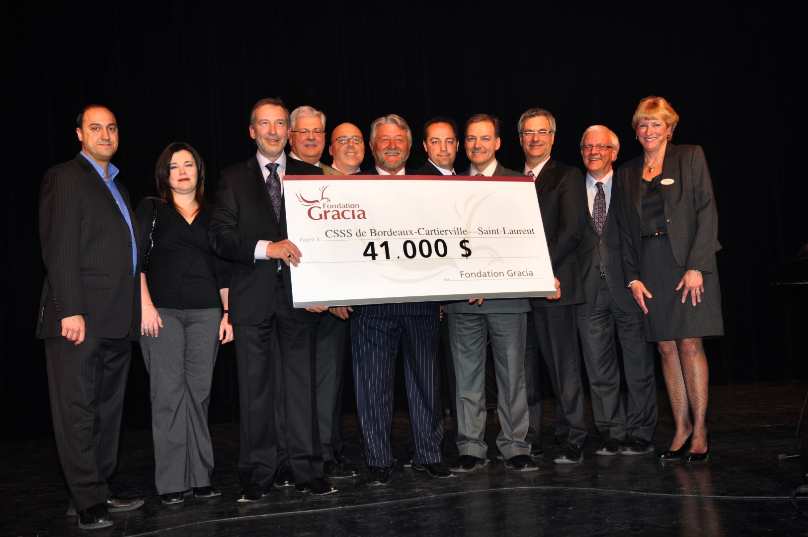 Joe Russo et Anna Norcia Russo, propriétaires du restaurant La Piazza, Luc Lachapelle, président du conseil de la Fondation Gracia, Richard Lord, président et chef de la direction de la Quincaillerie Richelieu, Jean Touchette, représentant des Hebdos Transcontinental, Rocco Di Zazzo, président du Groupe Rodican et Rodimax, Donald Boisvert, directeur des opérations de La Corbeille Bordeaux-Cartierville, Pierre Poirier, directeur général de la Caisse Desjardins Saint-Joseph-de-Bordeaux, Jean-Marc Fournier, député de Saint-Laurent et ministre de la Justice, Daniel Corbeil, directeur général du CSSS de Bordeaux-Cartierville–Saint-Laurent, et Marie-Claude Sauvé, directrice générale de la Fondation Gracia, sont montés sur scène avant le spectacle-bénéfice.