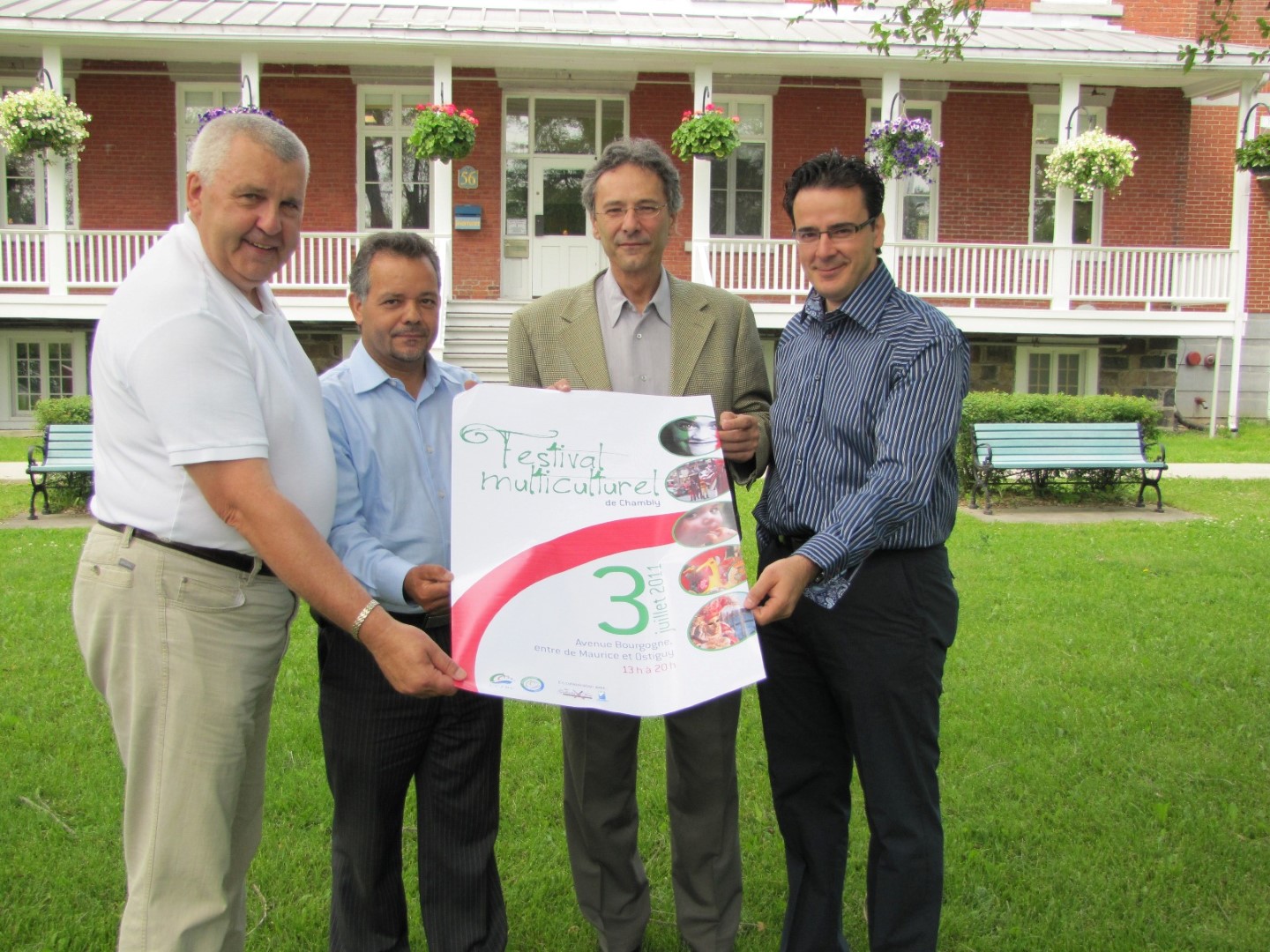 Les organisateurs du festival, Pierre Cardinal, José Farinha et Tony Petrozza, en compagnie du maire de Chambly, Denis Lavoie.