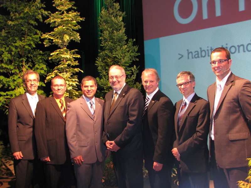 Dans l’ordre habituel, l’architecte André Bourassa, le maire Luc Berthold, le maire Alain Rayes, le ministre Pierre Arcand, le député d’Arthabaska, Claude Bachand, Jean-Pierre Sirard et le directeur général de la Ville de Victoriaville, Martin Lessard.