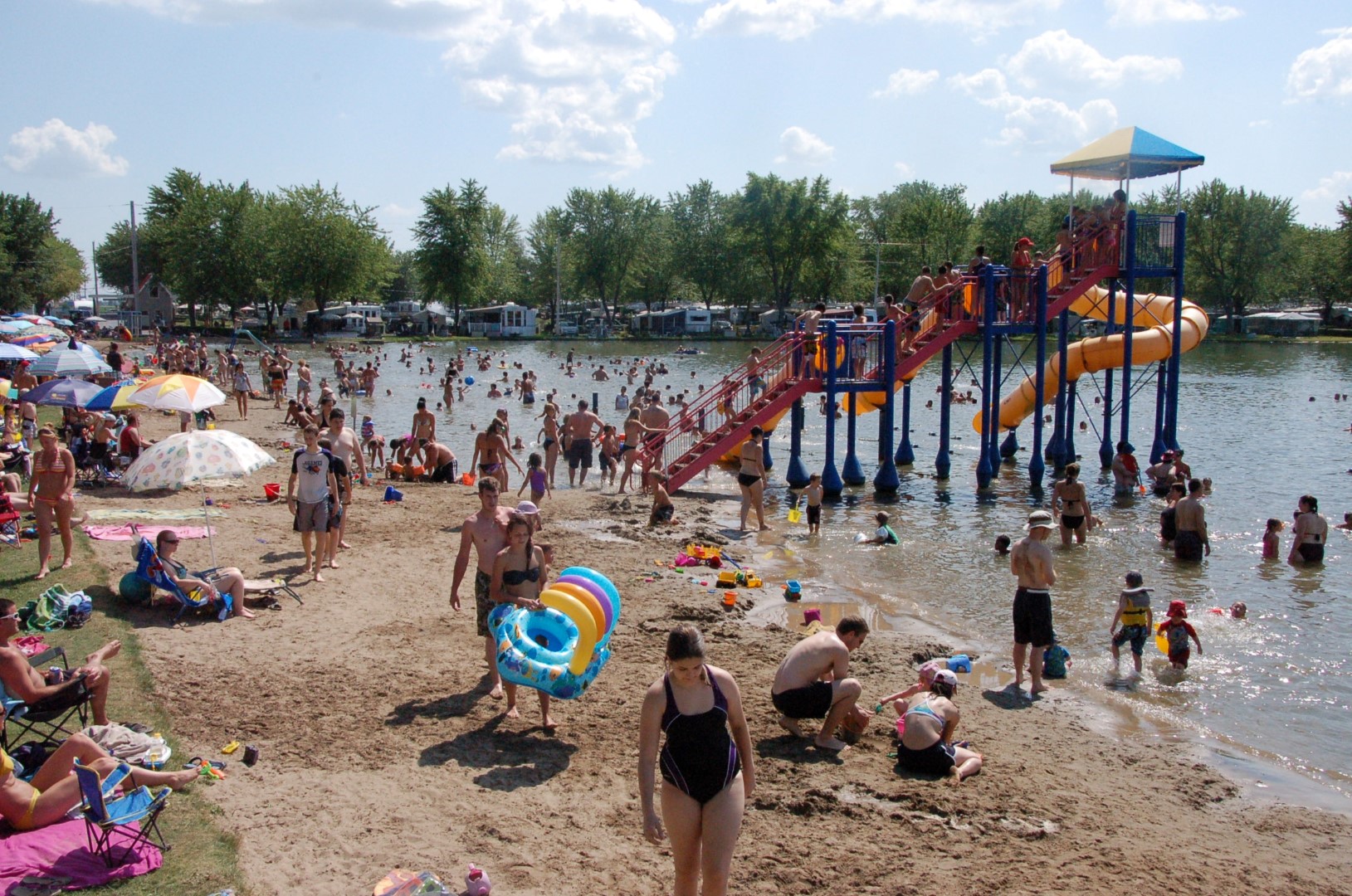 Lors des journées ensoleillées, la plage accueille environ 300 visiteurs, en plus des résidants du camping.(Photo : Courtoisie)