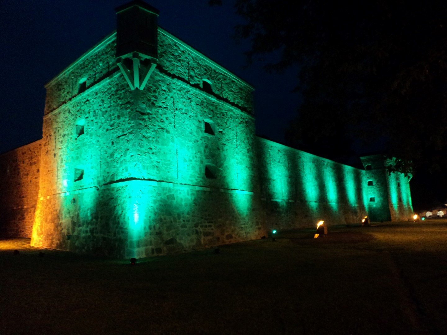 De jour comme de nuit, le fort de Chambly est un lieu historique national à visiter. Isabelle Le Maléfan
