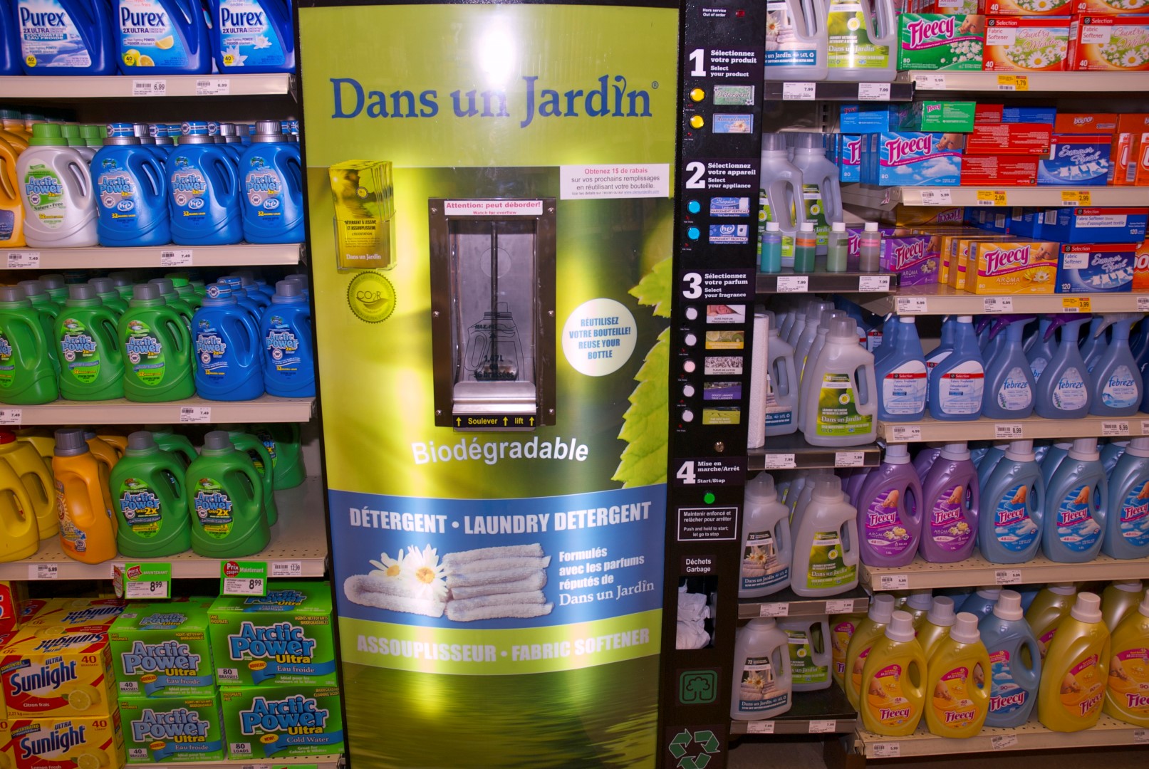 Pour Daniel Veillette, du Metro Collin, l'Ecostation complète bien les démarches vertes déjà entamées dans son supermarché.(Photo : André Péloquin)