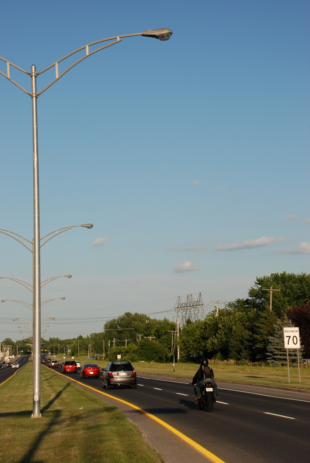 Les lampadaires du boulevard Périgny seront restés éclairés de jour comme de nuit pendant près de neuf mois. Aujourd’hui, la situation est redevenue à la normale avec un éclairage seulement la nuit. Photo: Isabelle Le Maléfan)