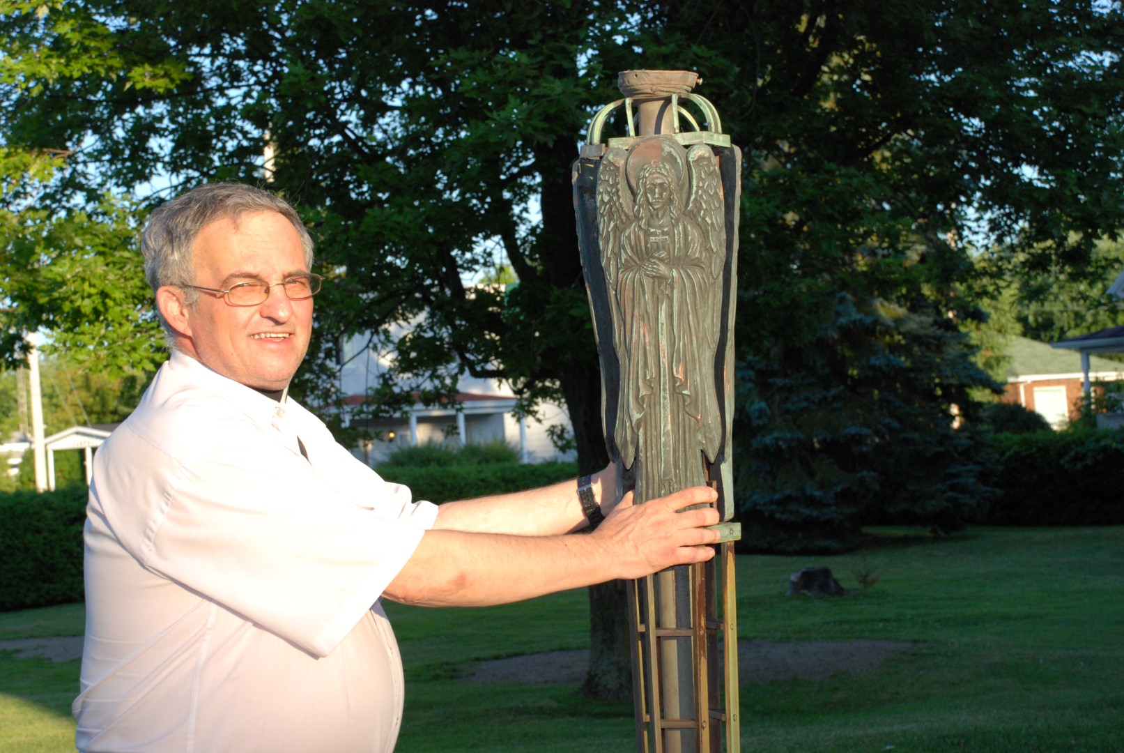 Datant de la création de l’église, cinq lampadaires identiques à celui-ci ont été volés sur le parvis de l’église Saint-Nom-de-Marie, de Marieville. « Il nous en reste un, car il était dans la remise », explique le chanoine Gérard Ouellette, pour qui la motivation des voleurs est la valeur financière du cuivre. (Photo : Isabelle Le Maléfan)