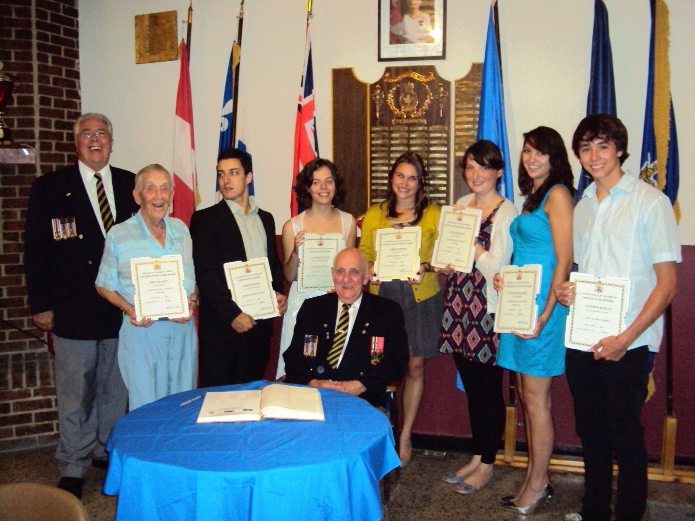 Yves LaBarre, secrétaire, Jack Bradley, officier d’entraide (pour Émily Bradly), Stefan Barrett, Laurence Carter, Angel Dufresne, Vivyanne Collette, Emily Painter, Matthew Burelle. Assis au centre le président Roland Drouillard.(Photo : Courtoisie)