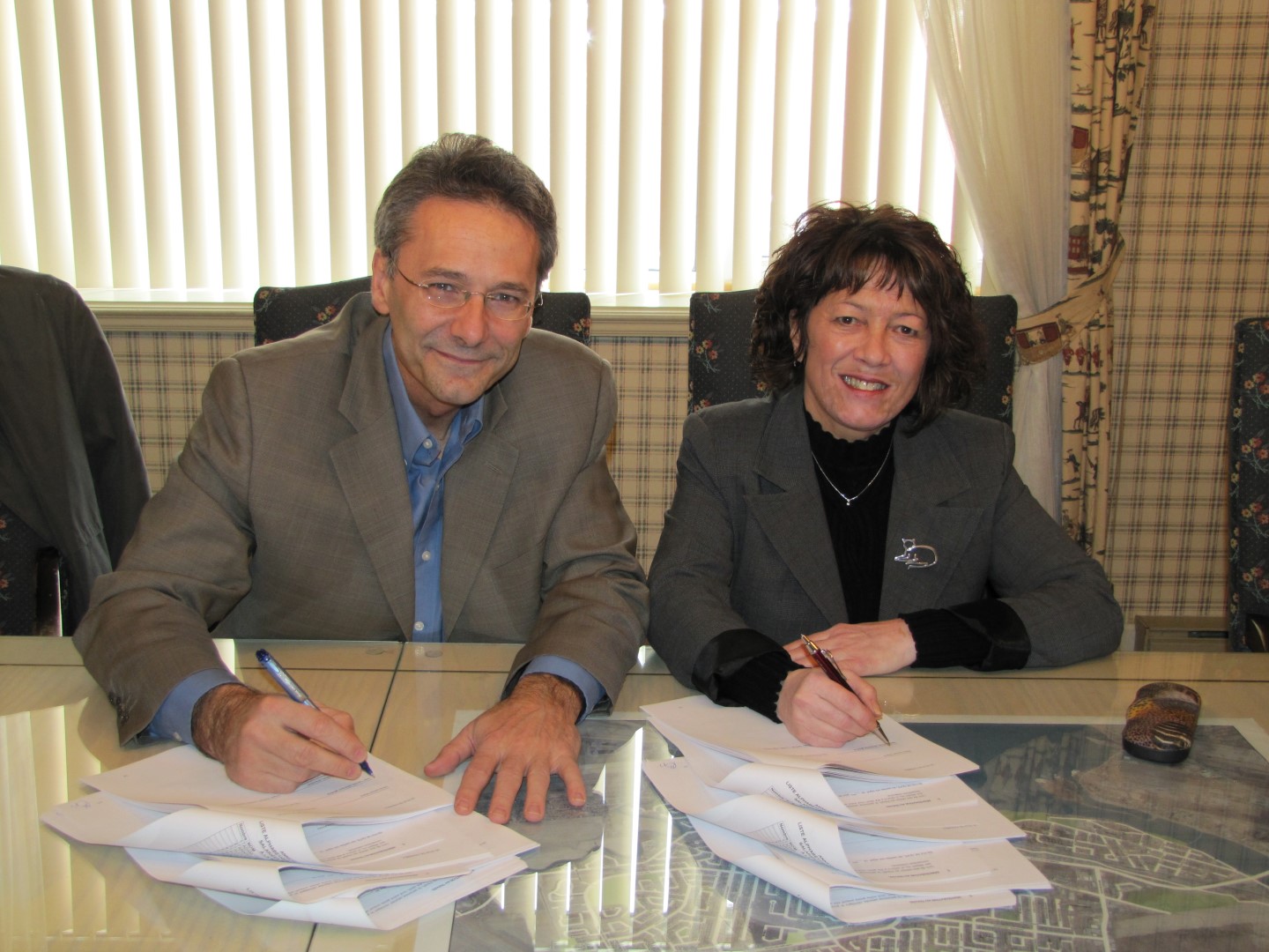 Le maire de Chambly, Denis Lavoie et la présidente du Syndicat des cols blancs, Johanne Dion. (Photo : Courtoisie)