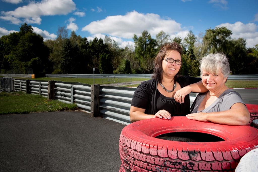 Karine Lafrenière, 27 ans de Farnham et Diane Morin, 52 ans de Marieville, se sont déplacées au circuit Gilles-Villeneuve, la semaine dernière, pour une petite séance de photos.