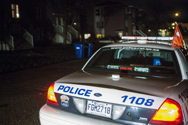 La police surveillait, en soirée hier, le 534, rue Côté, à Otterburn Park.