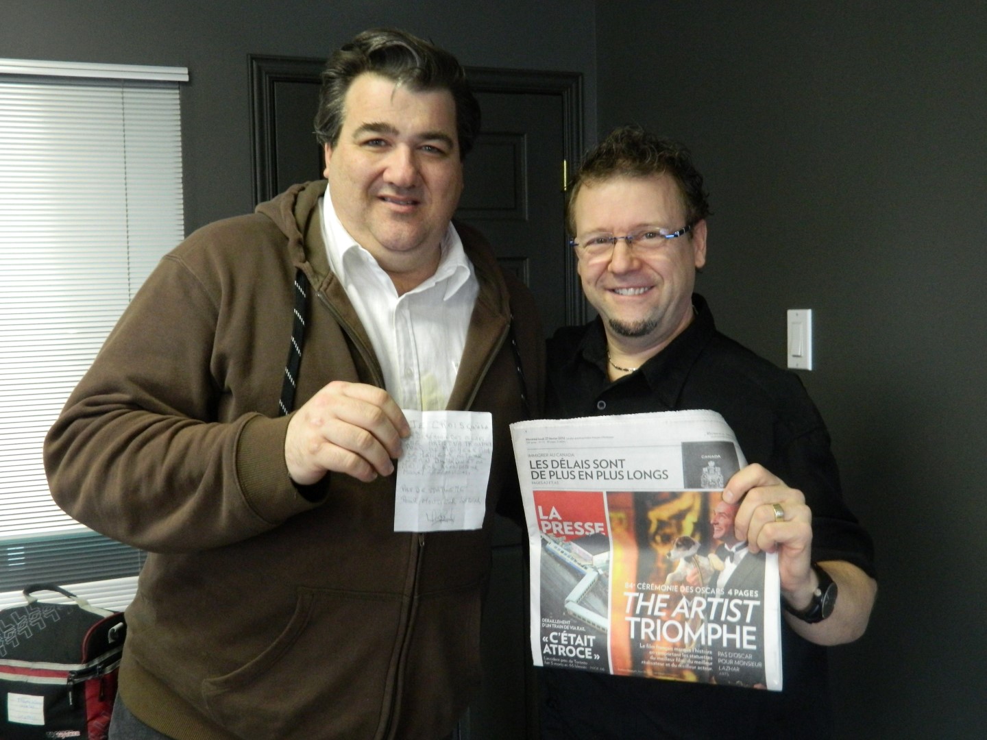 Yves Bélanger, chef de pupitre au Chambly Express.ca, en compagnie du mentaliste Michael Landry, lors du décachetage de l'enveloppe scellée.