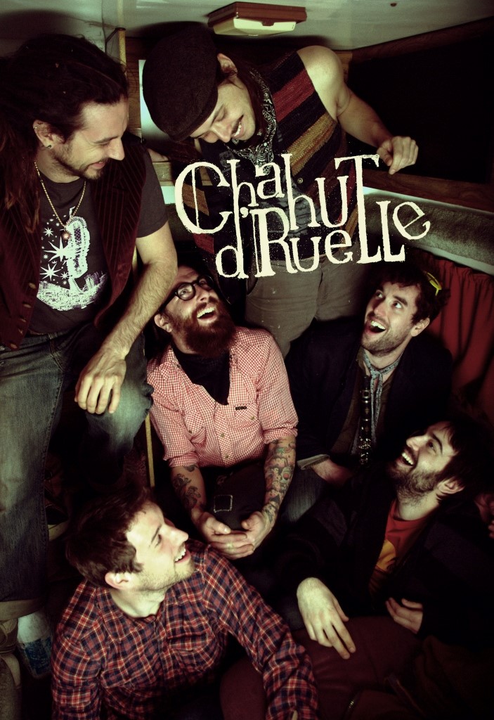 La formation de six musiciens propose un folk/punk/musette teinté de blues égayé par les accents d’une clarinette et d’un accordéon.