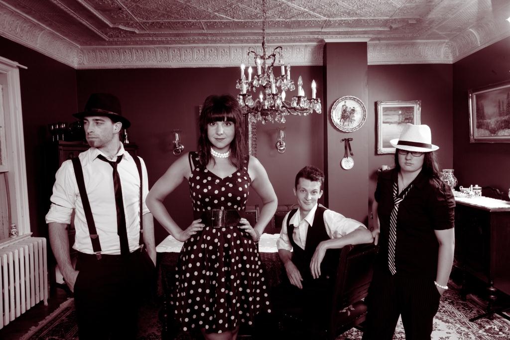 En mélangeant le jazz, le blues et la musique populaire, le groupe transporte l'auditoire dans l'ambiance des cabarets d'autrefois.