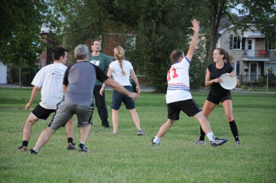 Ultimate Chambly vous propose l’Ultimate frisbee, un sport hybride entre le basketball et le football.