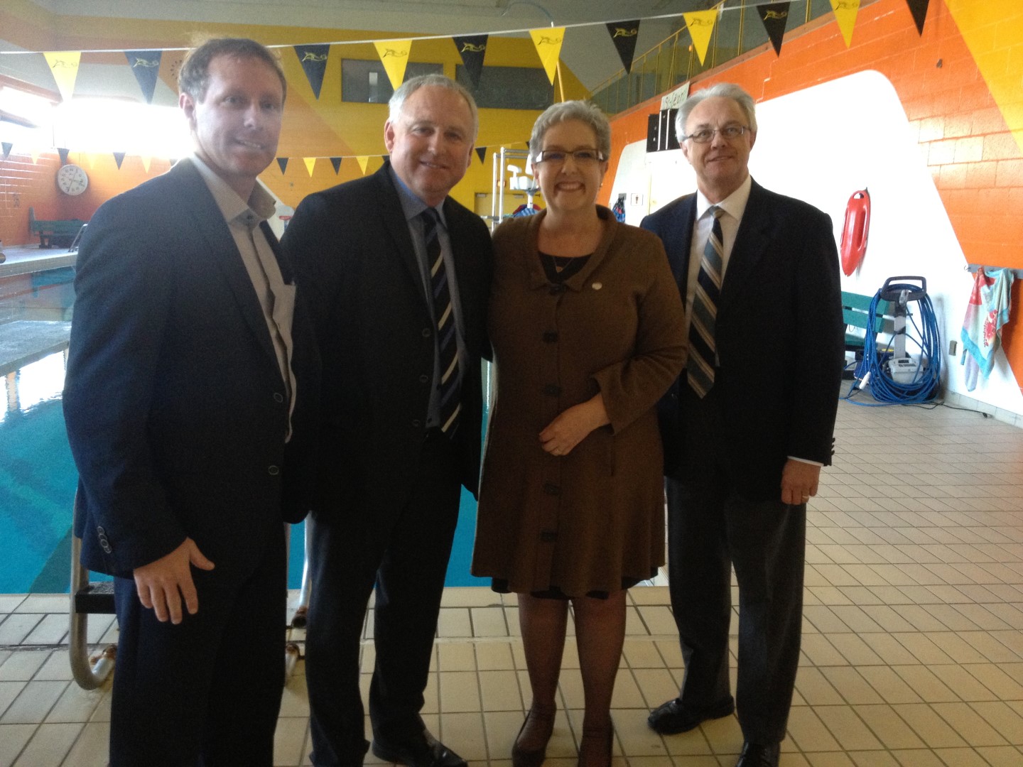 Guy Patenaude, directeur des Loisirs, Guy Benjamin, maire de Saint-Césaire, Marie Bouillé, députée d'Iberville, et Bertrand Déry, directeur général de la municipalité.