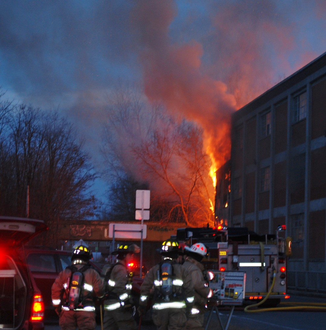 Un violent incendie a ravagé une annexe de la Bennett Fleet et provoqué une alerte générale mercredi soir.
