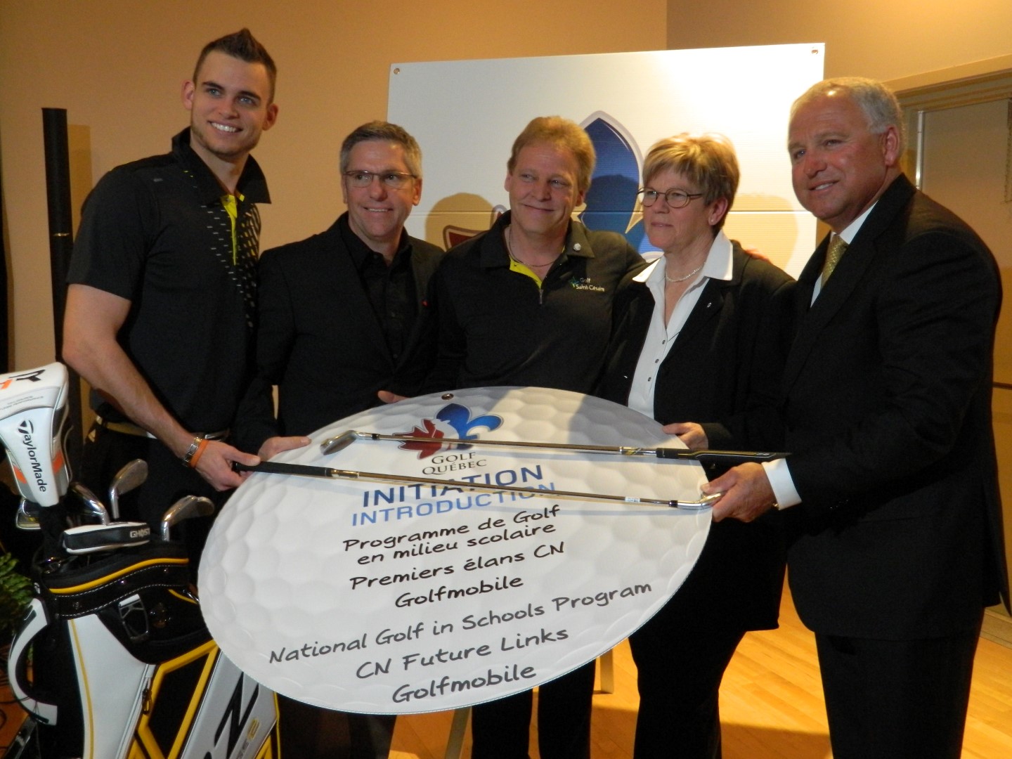 Alexandre Ouellet, entraîneur pour les sourds et muets, Jean-Pierre Beaulieu, directeur général de Golf Québec, Martin Ducharme, directeur général du Club de Golf de Saint-Césaire, Jocelyne Bourassa, golfeuse mentor, et Guy Benjamin, maire de Saint-Césaire.