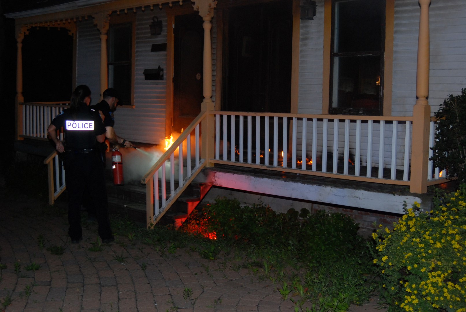 Une fusée de détresse aidée d'un accélérant auraient causé l'incendie d'origine criminel sur le balcon de cette maison inhabité de l'avenue Bourgogne.