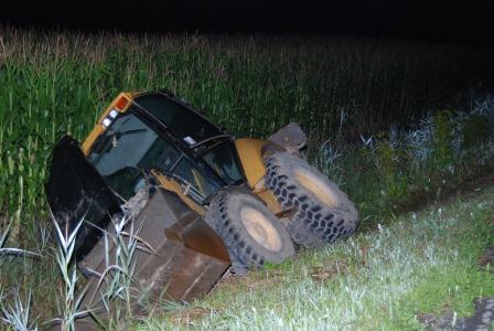 Des individus se sont fait surprendre en pleine tentative de vol de rétrocaveuse. Poursuivis par le témoin, les voleurs n'ont eu d'autre choix que d'abandonner l'engin dans un fossé.