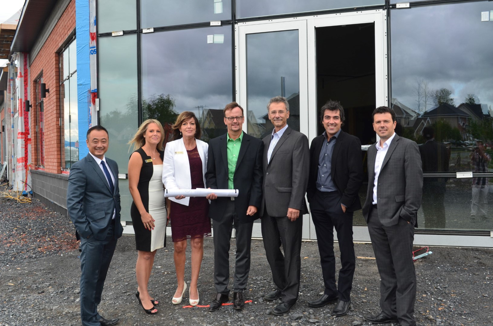 Yee Ming Louie (vice-président de Carbecco), Mélanie Grenier (directrice Banque Royale, approche client), Chantal Gagnon (directrice de la succursale RBC de Chambly), Clément Côté (président de Shathony Inc.), Denis Lavoie (maire de Chambly), Éric Bertrand (président de Les Cafés Filicori Zecchini Inc.) et Kevin Fortier (courtier immobilier commercial).