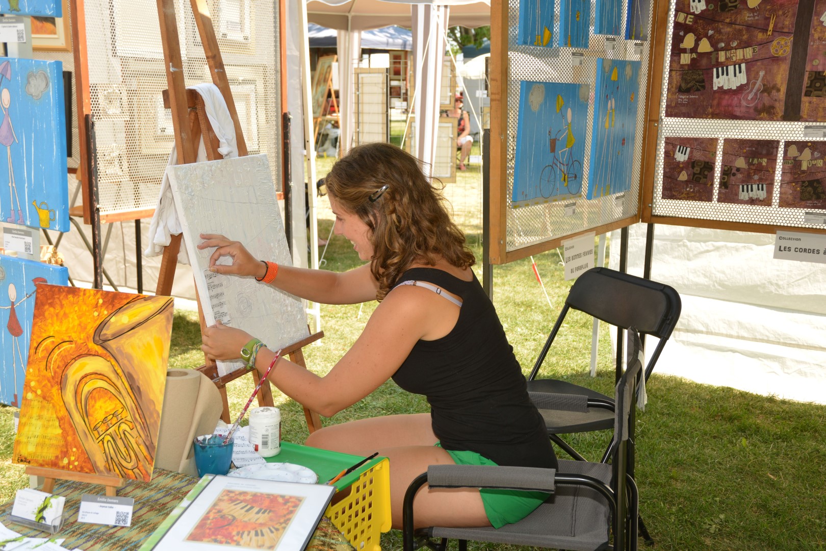 Les visiteurs apprécient particulièrement les prestations « en direct » offertes par les artistes participants au symposium.