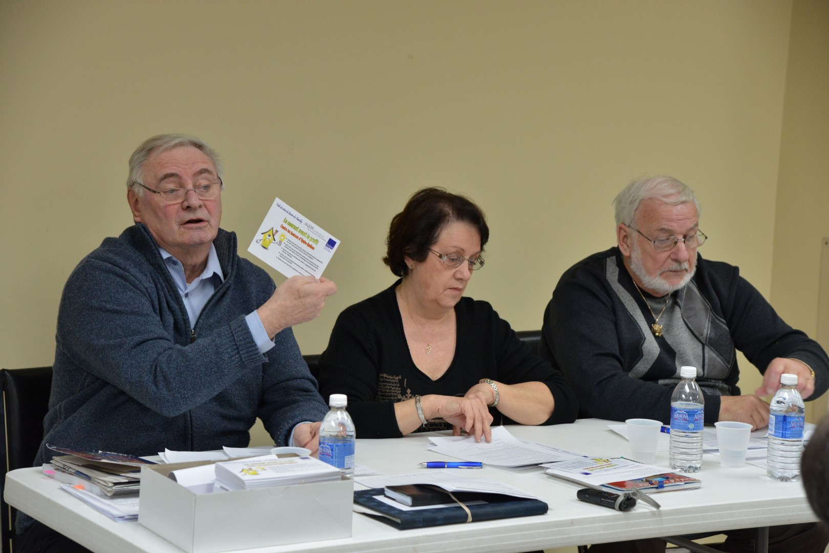 Yves Ménard, président de l'AQDR Mont et Rivières, Ginette Grenier, présidente de la Table des aînés du Bassin de Chambly et Royal Adam, président de la FADOQ du Bassin de Chambly, ont présenté les trois résolutions en conférence de presse, le 19 février, au Centre des aînés de Chambly.