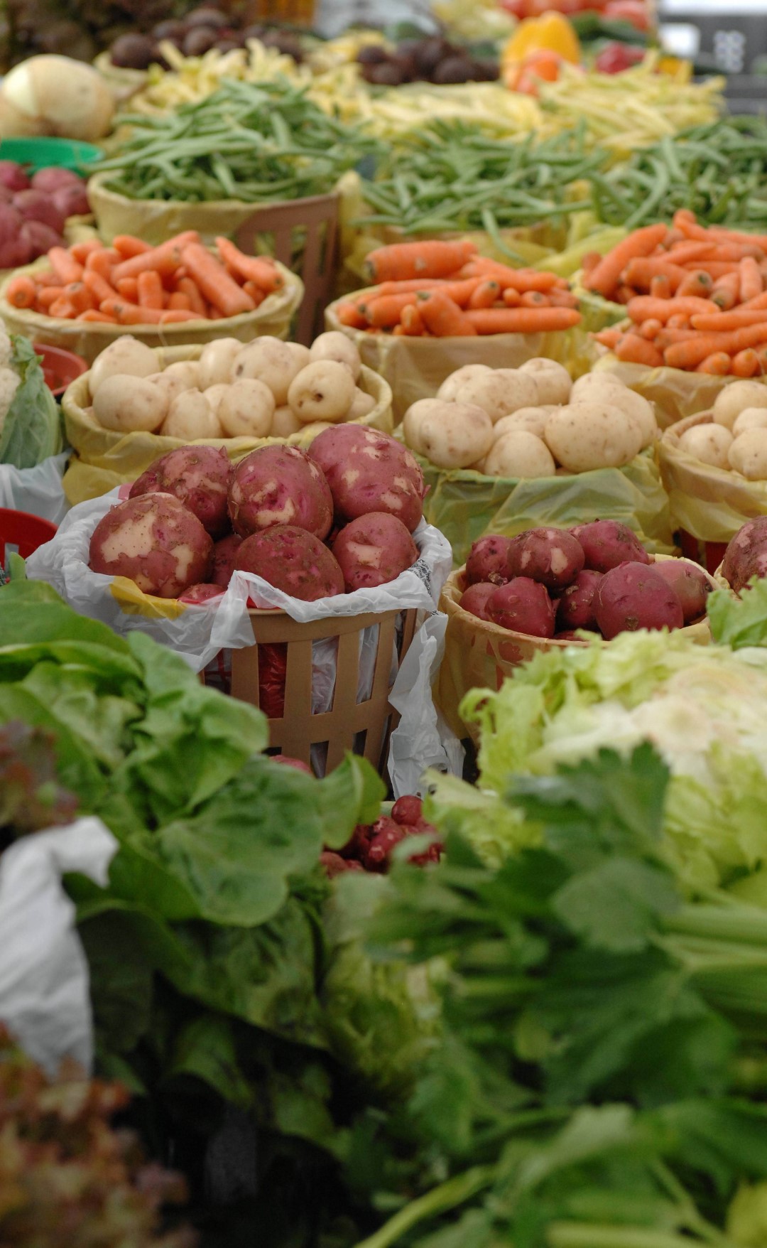 Apporter un panier de fruits et légumes au travail est l'une des nombreuses idées de bonne action santé à poser, pendant le mois de mars.
