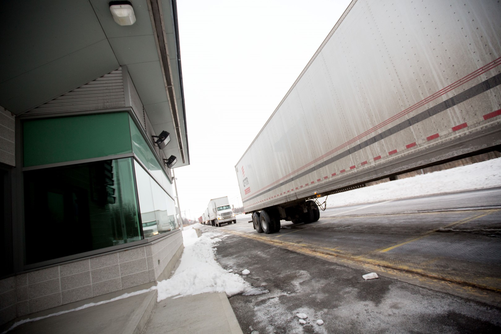 Annuellement, entre 6 000 et 8 000 constats sont remis à des camionneurs délinquants pour une infraction reliée à une surcharge.