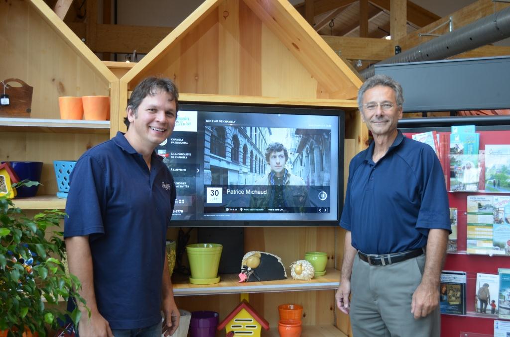 Le maire de Chambly Denis Lavoie et Sébastien Dion, de la Ferme Guyon, où est installé le troisième panneau tactile pour la culture et le patrimoine.