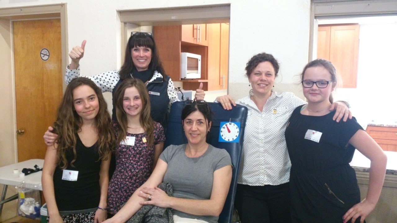 Sur la photo, il y a Thalya Lapierre, Mélissa Grenier et Jade Veilleux, supers élèves de 6e ainsi que Nathalie Sicard et Émélie Caya, super enseignante en 4e et en 6e. et Hélène Laprade.