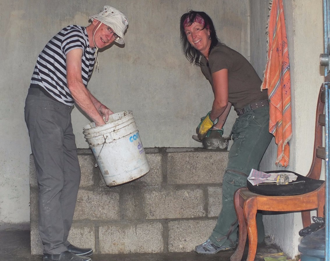 Raynald Charland et France Perrier travaillant à la construction d'un four à Quetzaltenango, Guatmala été 2016.