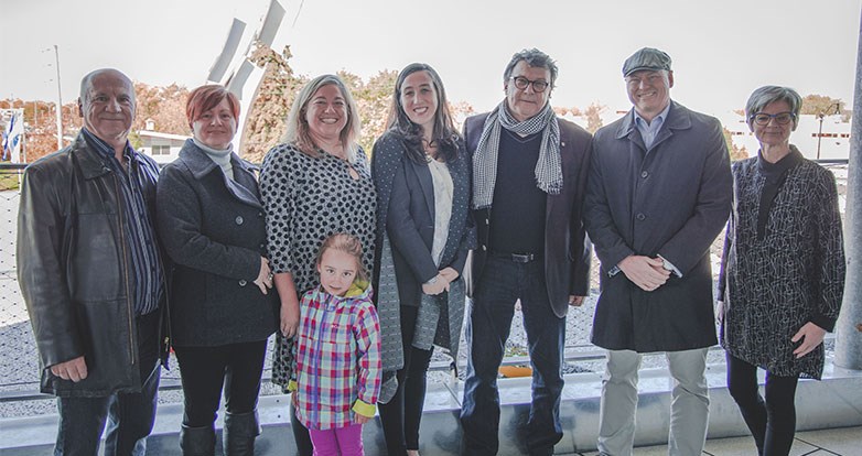 Richard Tétreault (conseiller municipal), Marie Lise Desrosiers (conseillère municipale), Julie Daigneault (conseillère municipale), Alexandra Labbé (mairesse), Claude Millette (artiste sculpteur), Mario Lambert (conseiller municipal) et Sophie Martel (directrice par intérim du Service loisirs et culture).