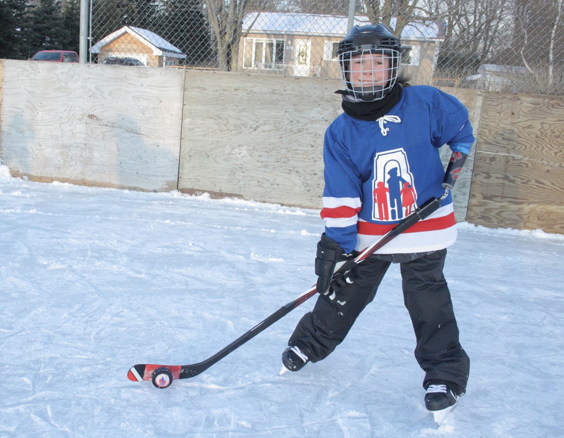 Zakary Bessette-Crépeau a une prothèse spéciale: il peut pratiquer le hockey grâce aux dons versés par le public au Service des plaques porte-clés et des étiquettes-adresse.