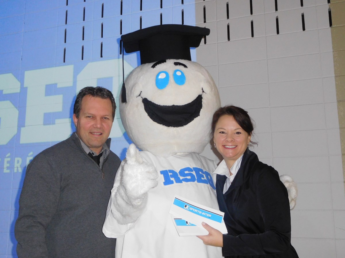 De gauche à droite: Stéphane Donais, enseignant ; la mascotte gym et Johanne Le Blanc, directrice.