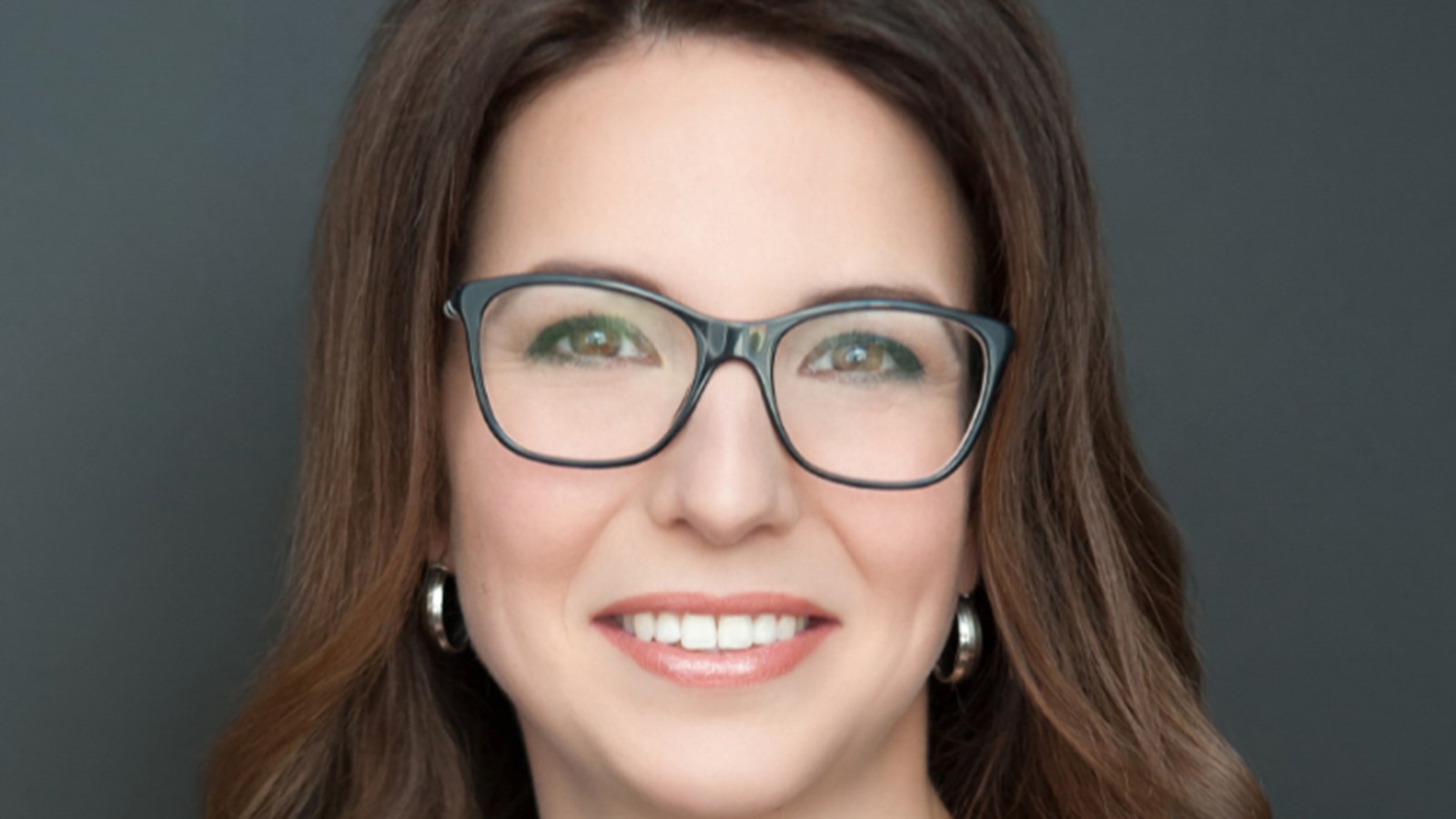 Ses deux décennies d’expérience dans le domaine de la coiffure, de l’esthétique, du service à la clientèle font de Marie-Ève Claveau la personne parfaite pour accompagner sa clientèle dans la confection et la mise en place des prothèses synthétiques ou naturelles. 
