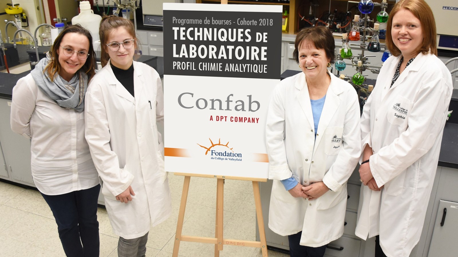 Mireille Théorêt, directrice de la Fondation du Collège de Valleyfield ; Kaite Vinet, étudiante boursière ; Josée Plamondon, enseignante en Techniques de laboratoire, profil chimie analytique; Sophie Tessier, coordonnatrice et enseignante en Techniques de laboratoire, profil chimie analytique.