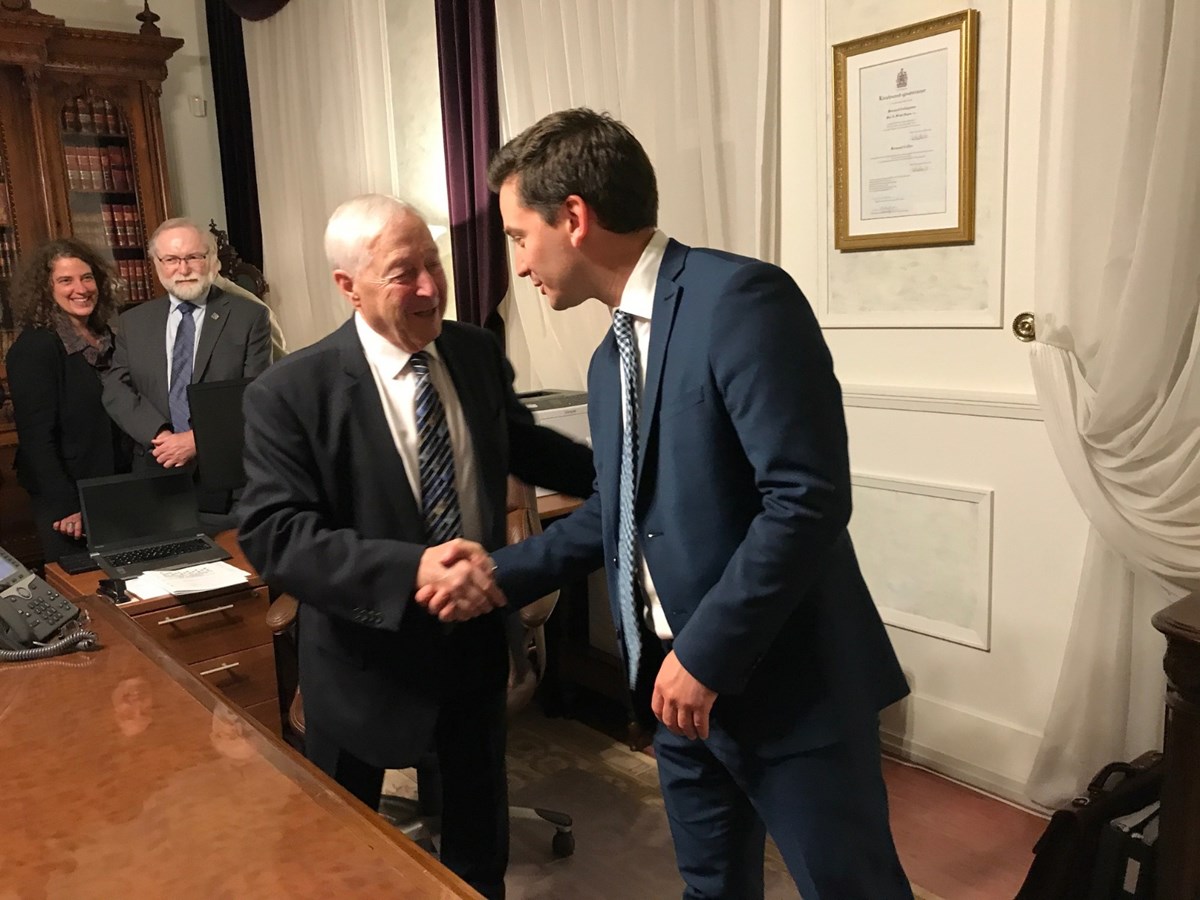 Simon Jolin-Barrette en compagnie du lieutenant-gouverneur, l’honorable J. Michel Doyon lors de la sanction des projets de loi 9 et 21.