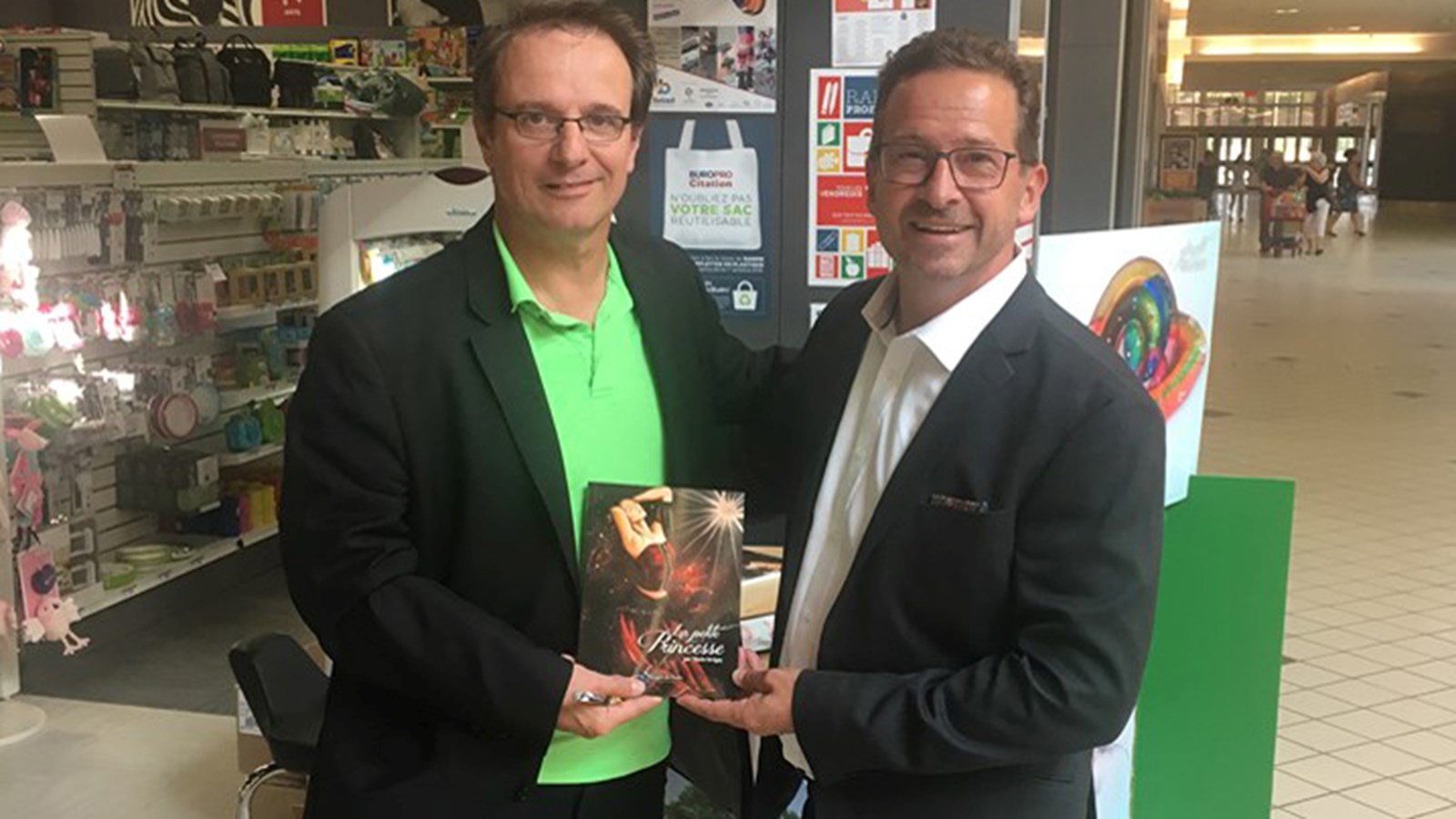 À la librairie Buropro Citation de Beloeil, YFB achète un livre de Mario Sévigny, auteur de Drummondville
