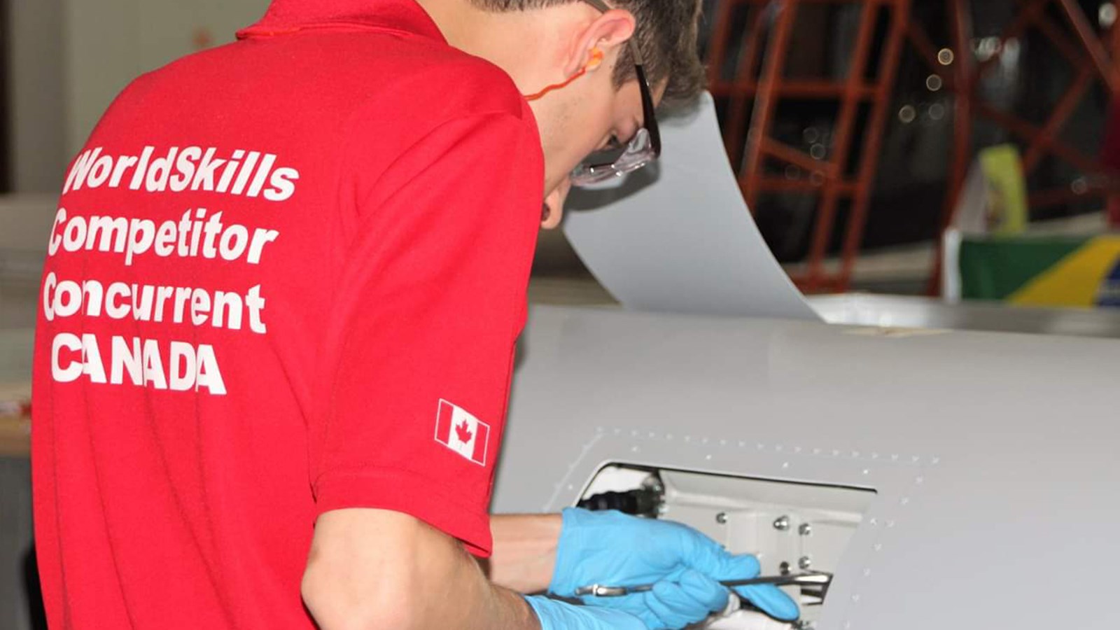 Grégoire Michetti, diplômé en Techniques de maintenance d’aéronefs de l’ÉNA et membre de l’Équipe canadienne en action lors du Mondial des métiers 2019, en Russie.