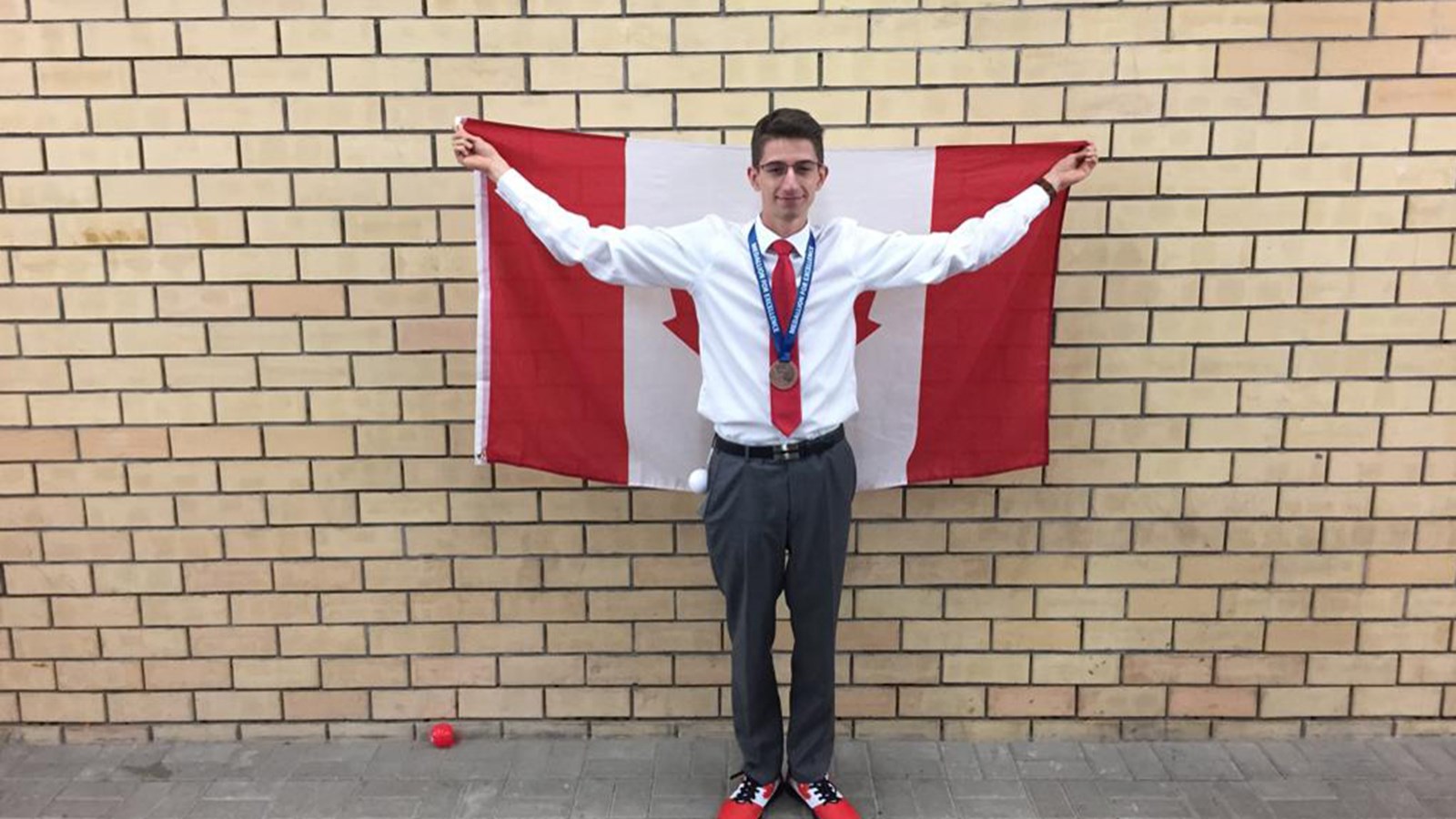 Grégoire Michetti, diplômé en Techniques de maintenance d’aéronefs de l’ÉNA, avec son médaillon d’excellence remporté au Mondial des métiers 2019, en Russie.