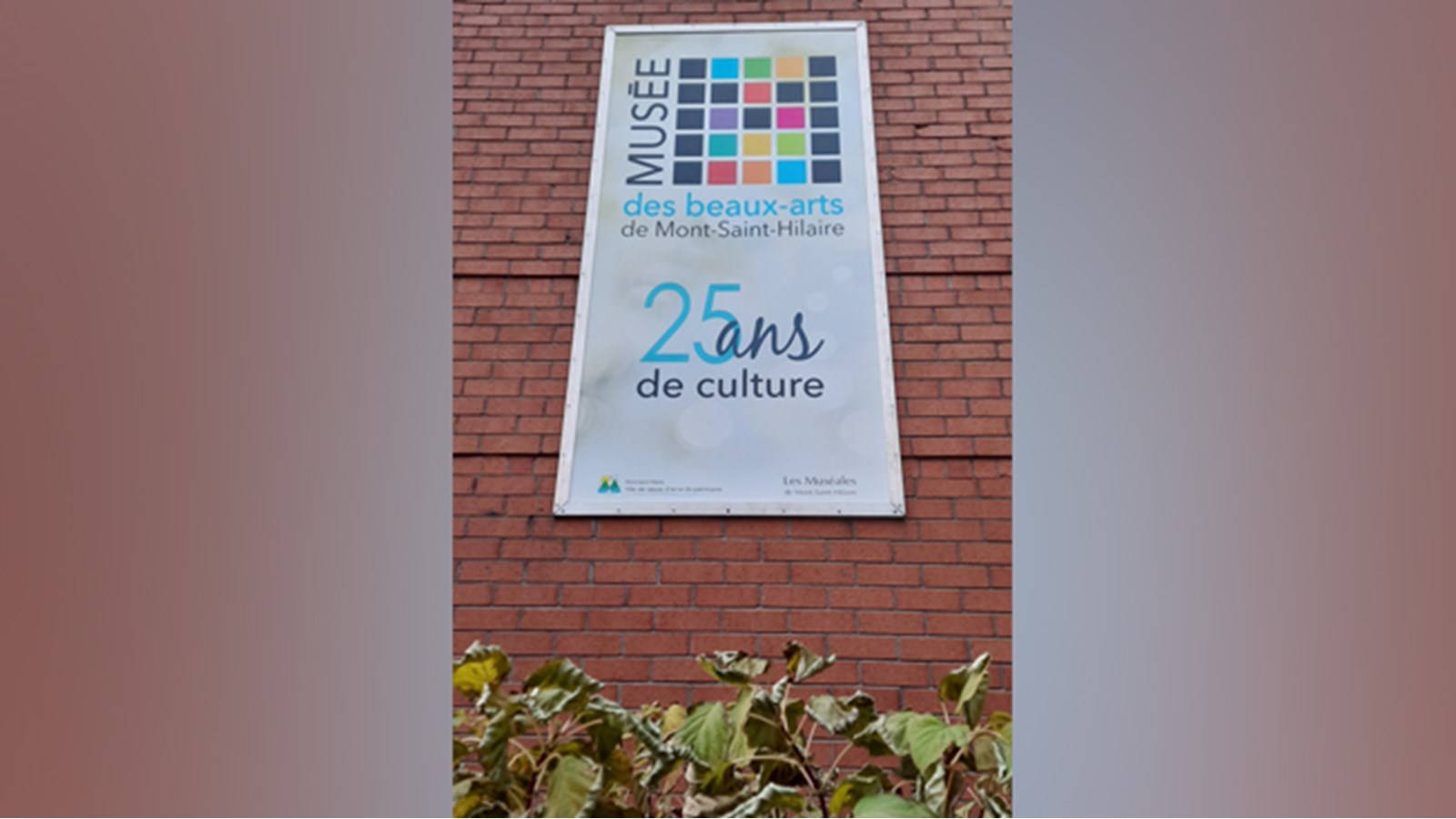 D’emblée, la composition issue des 25 carrés, évoque les années parcourues depuis la fondation du musée pour former un ensemble solide, flexible et ludique.