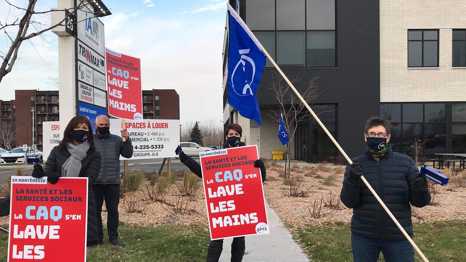 Des membres de l’Alliance du personnel professionnel et technique de la santé et des services sociaux (APTS) ont manifesté devant le bureau de Christian Dubé plus tôt cette semaine