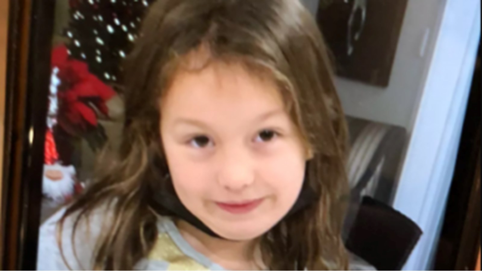 Dayana, mesure 1 mètre 4, a cheveux bruns, les yeux bruns et portait un manteau au moment de sa disparition. Il lui manquerait les deux dents en avant (palettes) 