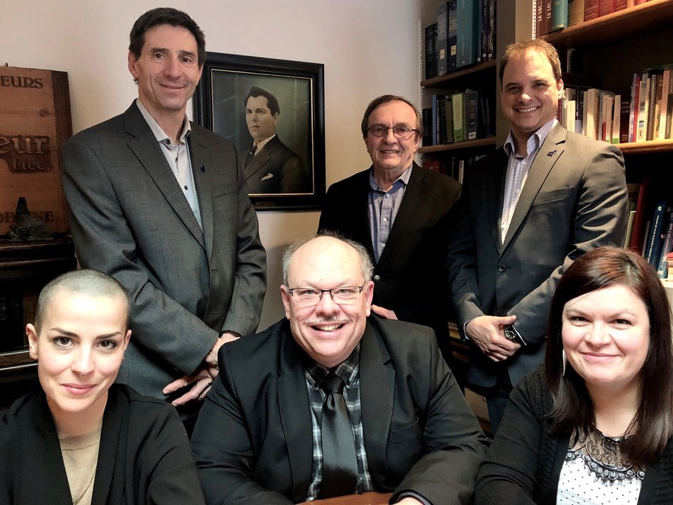 Magalie Piché Tremblay, Pierre Couillard, Cynthia St-Pierre. En arrière-plan, Jean Ellyson, directeur de comptes principal, Réseau régional, chez Investissement Québec, Claude Wilson, qui agira comme président du conseil et directeur général et Patrick Guilbault, Directeur régional chez Investissement Québec.