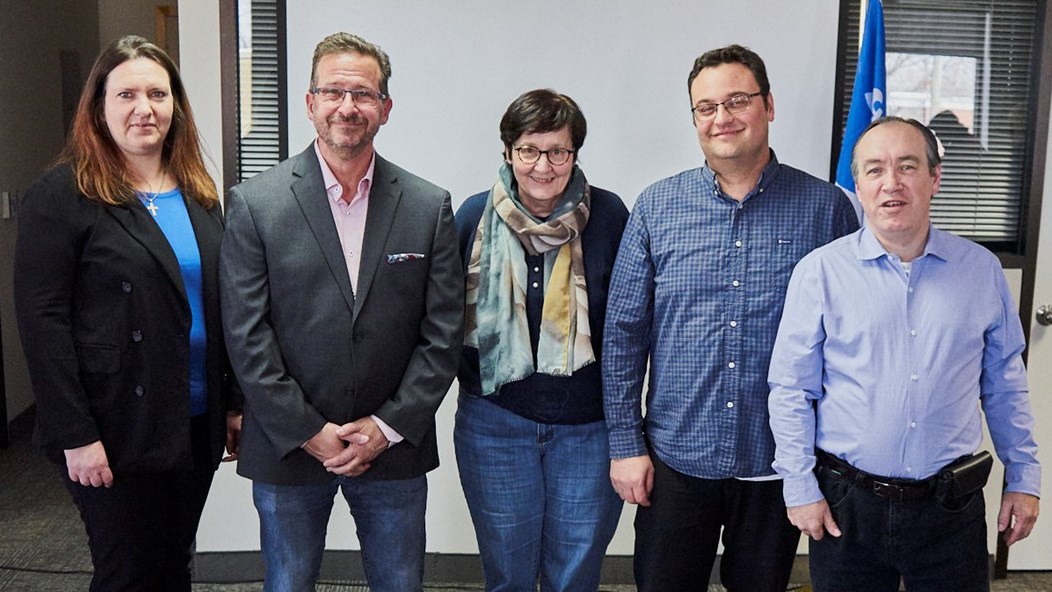 Ont été élus à l'exécutif Longueuil-Charles-Lemoyne, de gauche à droite : Valérie Audrain-Poirier, Yves-François Blanchet, chef du Bloc Québécois, Aline Lebel, Julien Bousquet-Hudon et David Blanchard.