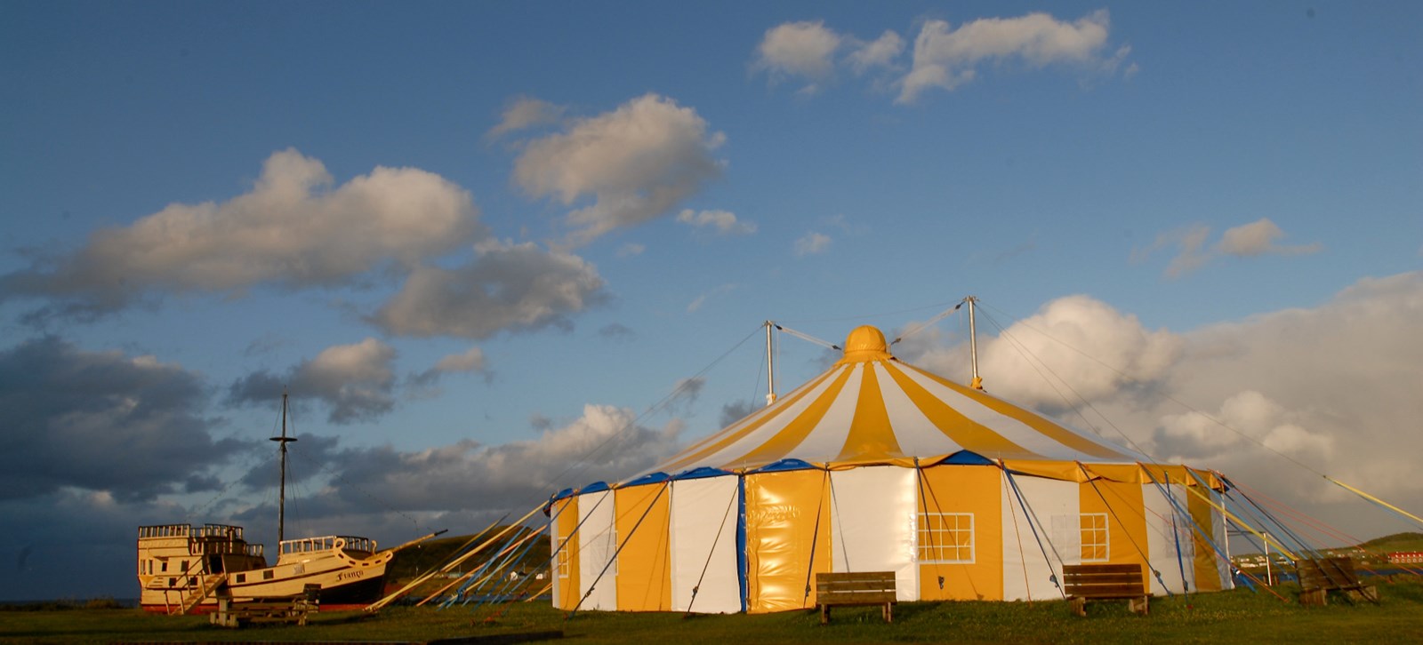 La troupe Vague de cirque visitera Richelieu pour une série de quatre représentations de la tournée Horizon. Ils offriront une expérience de cirque unique pour toute la famille, alliant acrobaties, haute voltige et humour.